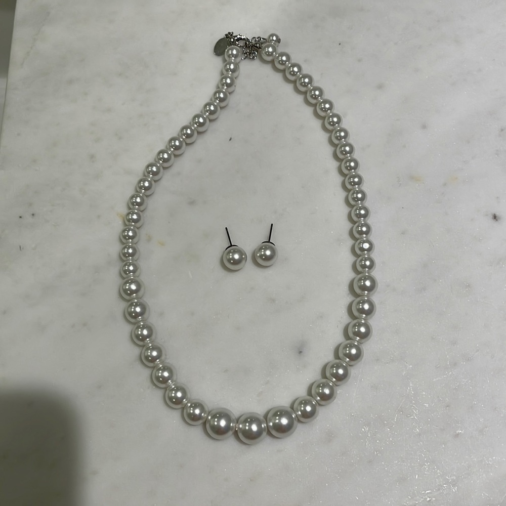 Woman’s necklace set